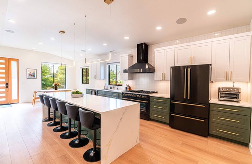 Amazon House | Modern Oasis, Near UO Campus!