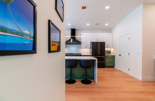 Amazon House | Modern Oasis, Near UO Campus!