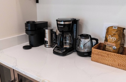 Amazon House | Modern Oasis, Near UO Campus!