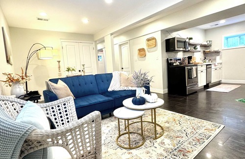 Mount Rainier Bed & Breakfast | Modern Oasis-steps from DC w/free private parking