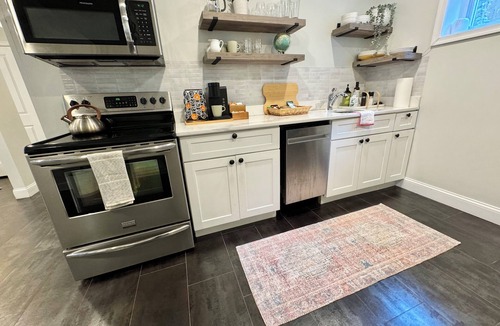 Mount Rainier Bed & Breakfast | Modern Oasis-steps from DC w/free private parking