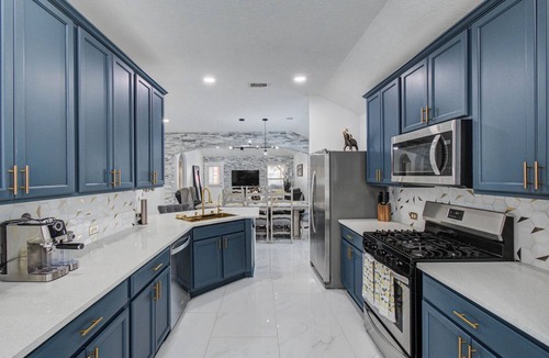 Barker House | Modern Oasis with Jacuzzi & Gym on Katy Tx