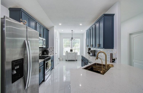 Barker House | Modern Oasis with Jacuzzi & Gym on Katy Tx