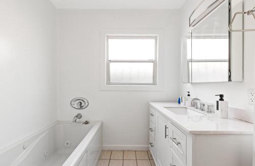 Burbank House | Modern Oasis with Pool & Jacuzzi near Universal Studios