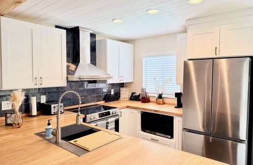 Pinellas Park House | Modern Oasis with Pool + Putting Green