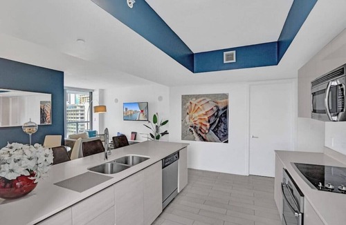 Hallandale Beach Condo | Modern Ocean View Condo Pool Gym Beach Service 902