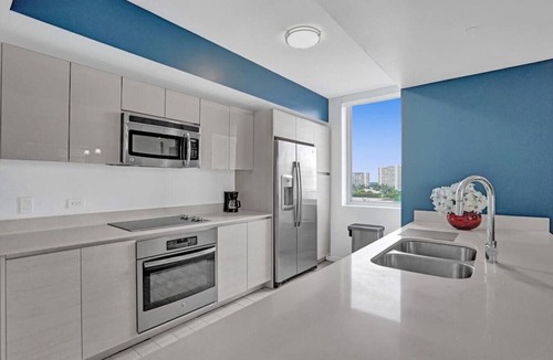 Hallandale Beach Condo | Modern Ocean View Condo Pool Gym Beach Service 902