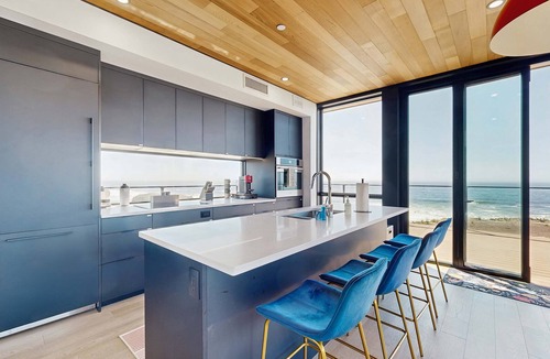 Fort Bragg House | Modern Oceanfront Container Home with Hot Tub