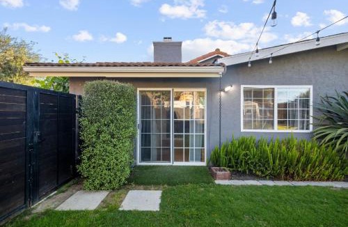 Peacock Villa | Modern Oceanside Stay with Yard & Laidback Vibes