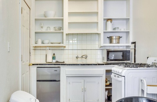 Central Oklahoma City Cottage | Modern OKC Duplex in Plaza: Steps to Shops & Bars!