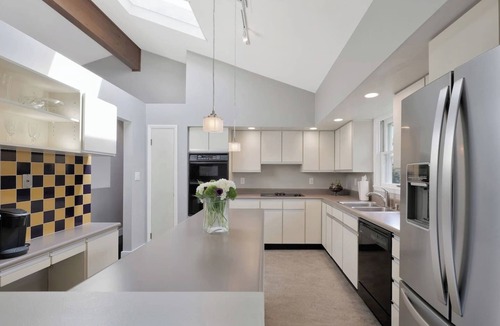 Champaign House | Modern on Monterey, 5 mins from Memorial Stadium