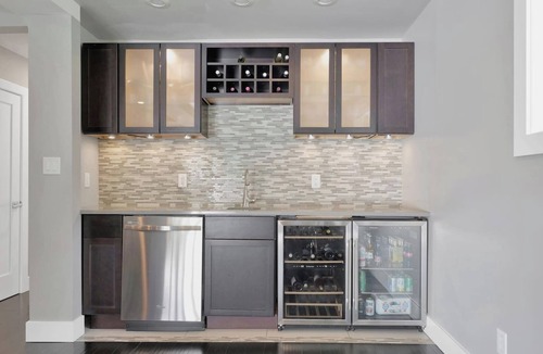 Champaign House | Modern on Monterey, 5 mins from Memorial Stadium
