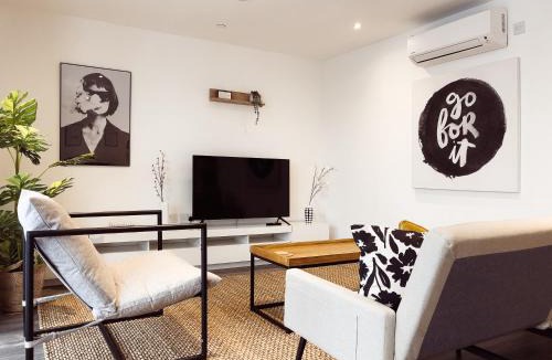 London Borough of Hounslow Apartment | Modern One-Bedroom Apartment with Excellent Transport Links