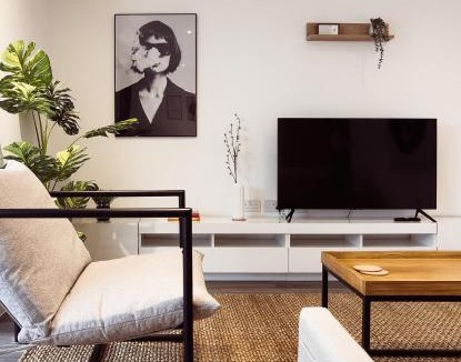 London Borough of Hounslow Apartment | Modern One-Bedroom Apartment with Excellent Transport Links