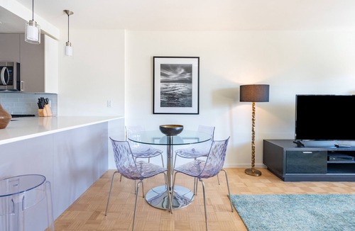 Prudential - St. Botolph Apartment | Modern one-bedroom apartment in central Back Bay,