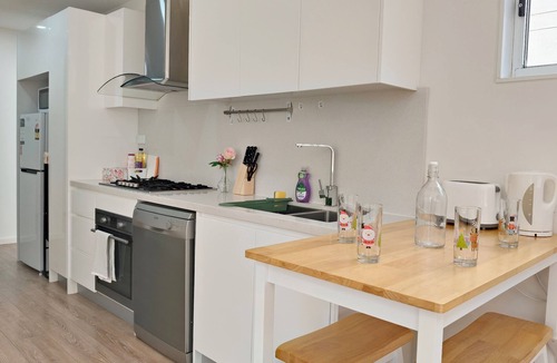 Epping Apartment | Modern one-bedroom APT Queen bed + single air bed + free secure parking