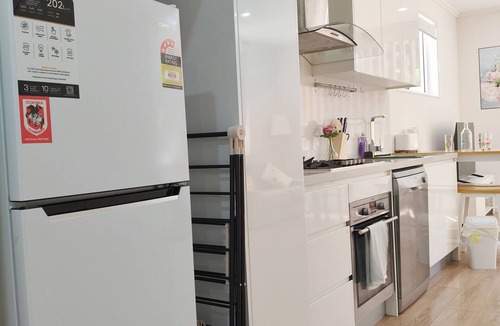 Epping Apartment | Modern one-bedroom APT Queen bed + single air bed + free secure parking