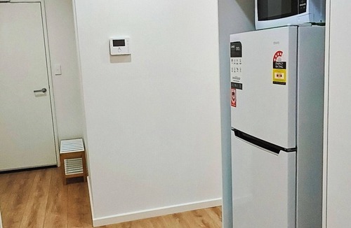 Epping Apartment | Modern one-bedroom APT Queen bed + single air bed + free secure parking