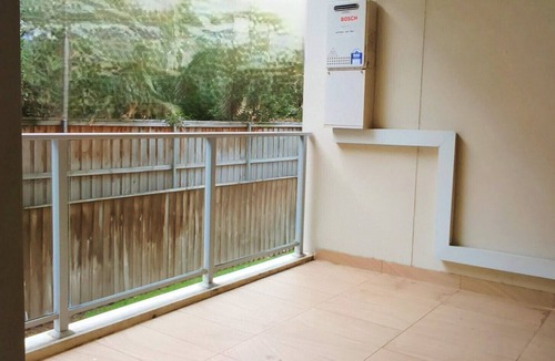 Epping Apartment | Modern one-bedroom APT Queen bed + single air bed + free secure parking