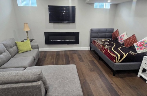 Bowmanville House | Modern one bedroom apartment by the lake.