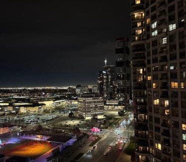 Downtown Mississauga Apartment | Modern One Bedroom Near Square One With Free Parking