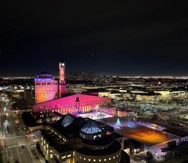 Downtown Mississauga Apartment | Modern One Bedroom Near Square One With Free Parking