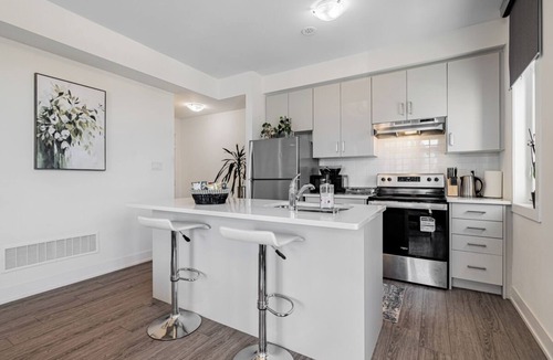 Richmond Hill House | Modern open-concept, 2-bedroom townhouse with plenty of natural light.