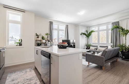 Richmond Hill House | Modern open-concept, 2-bedroom townhouse with plenty of natural light.
