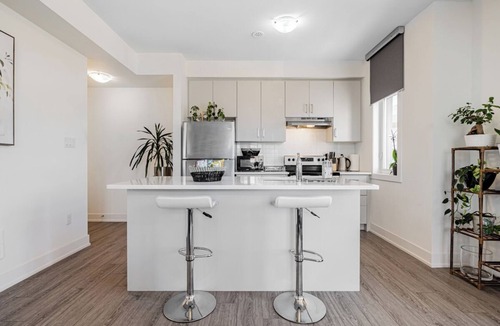 Richmond Hill House | Modern open-concept, 2-bedroom townhouse with plenty of natural light.
