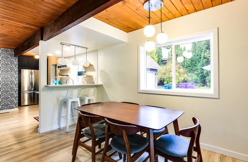 Carver House | Modern Oregon Getaway w/Fireplace, Yard & Deck