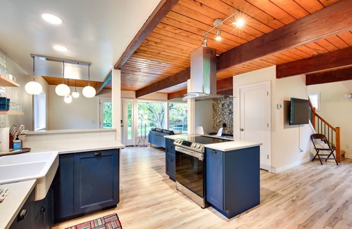 Carver House | Modern Oregon Getaway w/Fireplace, Yard & Deck