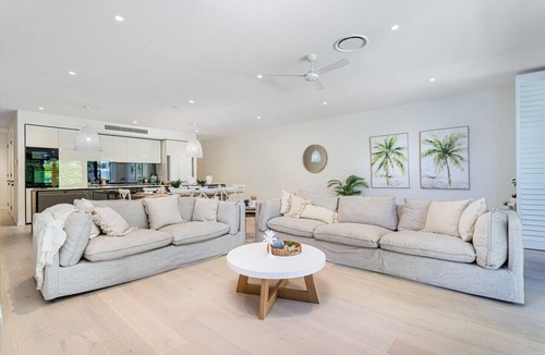 Palm Beach House | Modern Palms Getaway