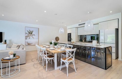 Palm Beach House | Modern Palms Getaway