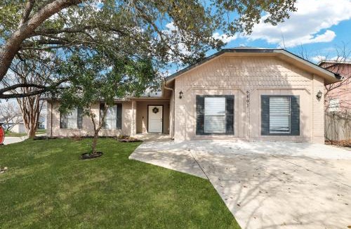 North San Antonio - SAT House | Modern Paradise Hot Tub Game Room Swing Set BBQ