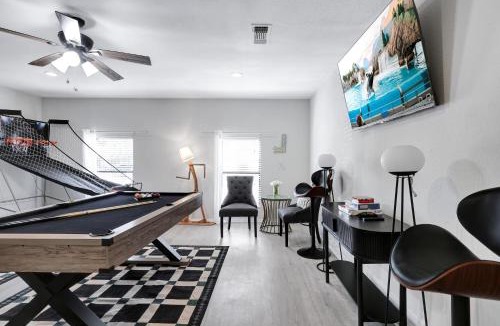 North San Antonio - SAT House | Modern Paradise Hot Tub Game Room Swing Set BBQ