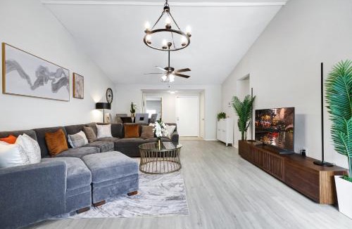 North San Antonio - SAT House | Modern Paradise Hot Tub Game Room Swing Set BBQ