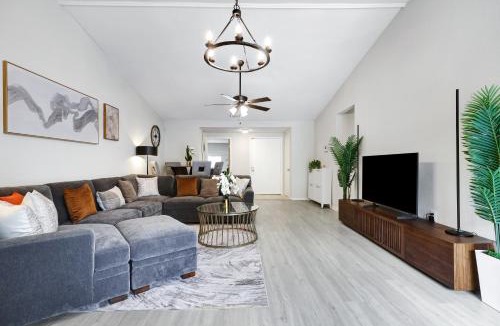 North San Antonio - SAT House | Modern Paradise Hot Tub Game Room Swing Set BBQ