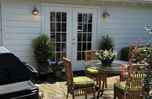 Bluffview Cottage | Modern Park Cities Guest House.