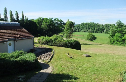 Larians-et-Munans Cottage | Modern pavilion with terrace overlooking river
