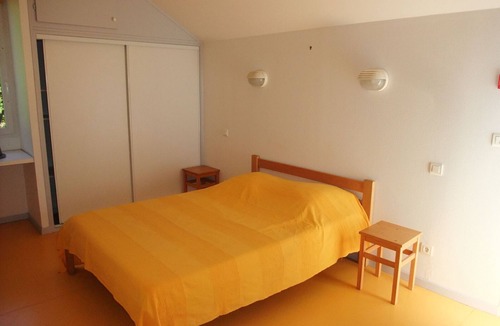 Larians-et-Munans Cottage | Modern pavilion with terrace overlooking river