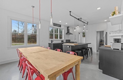 Waterbury House | Modern, Peaceful Forest Getaway in Waterbury