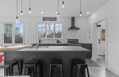 Waterbury House | Modern, Peaceful Forest Getaway in Waterbury