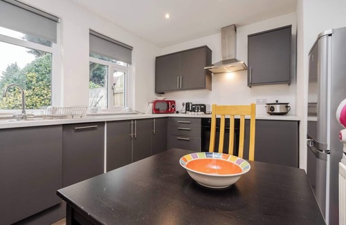 Kirkby House | Modern & Peaceful Home | Free Parking