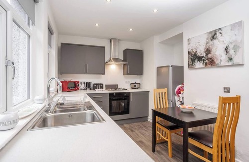 Kirkby House | Modern & Peaceful Home | Free Parking