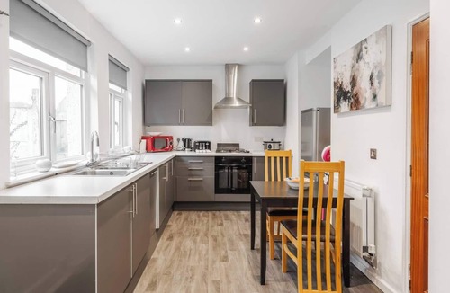 Kirkby House | Modern & Peaceful Home | Free Parking