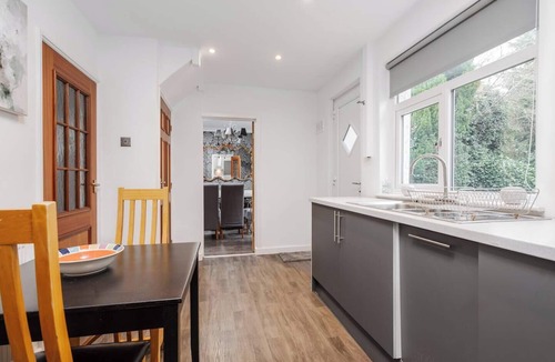 Kirkby House | Modern & Peaceful Home | Free Parking