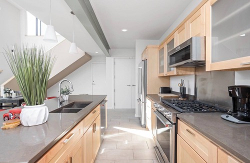 Chatham-Arch Condo | Modern Penthouse on Mass By CozySuites