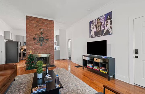 Mount Washington House | Modern Pet-Friendly 2BR - Yard, Deck & Parking