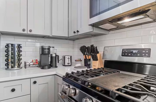 Mount Washington House | Modern Pet-Friendly 2BR - Yard, Deck & Parking