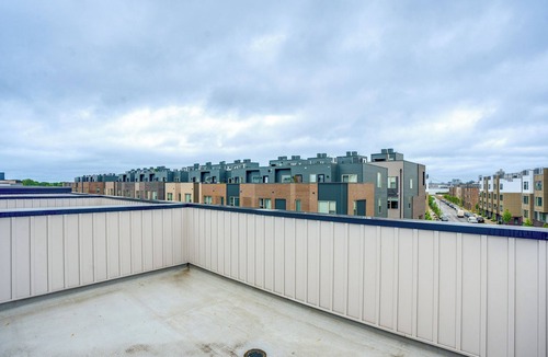 Olde Richmond House | Modern Philly Townhome w/Rooftop Deck & Views!
